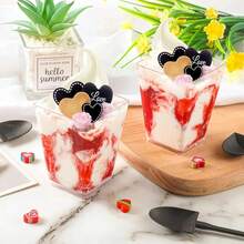 150 piezas (50 piezas de vasos + 50 piezas de cucharas + 50 piezas de tapas) vasos cuadrados de transparente de 160 ml/5 oz para mousse, 50 * vasos de postre,50 * tapas duras de plástico/50 * tapas blanda de plástico,50 * cucharas grandes transparentes,vasos duraderos para chocolate, cheesecake, pudín, mousse, parfaits, ideales para fiestas, bodas, eventos al aire libre, vasos para postres de fiesta | vasos elegantes para postres | vasos decorativos para postres - Blanco - Ver 7