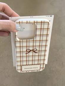 1pc Plaid Bow Letter Pattern, Large Hole Leather Texture Beige Shockproof Phone Case, TPU Material, Suitable As Holiday Gift, Compatible With Apple IPhone Xs/Xsmax/Xr/11 12 13 14 15 16pro/Promax/14 15 16plus/17, Unisex - Multicolor - View 4