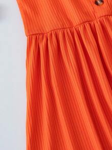 1 conjunto de vestidos distintivos para niñas, 2 piezas/set. Cada uno presenta un diseño de tirantes finos, mostrando un ambiente refrescante de verano. Diseñado en naranja-rojo sólido, vibrante y alegre. Base blanca con estampados florales coloridos, rica en colores. Ambos vestidos tienen un diseño de tirantes finos, con un estilo unificado pero características únicas, adecuados para la playa, fiestas de verano y uso primavera/verano. - Multicolor - Ver 6