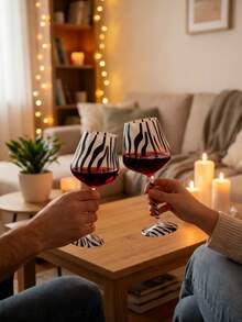 两只手工吹制磨砂斑马纹葡萄酒杯，是情人节晚餐、约会、情侣礼物以及派对、生日、周年纪念日和其他场合的理想之选。 - 黑與白 - 查看 2