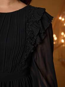 Vestido largo elegante de gasa negra con corte evasé para mujer de talla grande, con hombros de encaje con volantes, plisado en el busto, mangas abullonadas, cinturón en la cintura y botones de perla en el bajo. Adecuado para uso diario, festivales, vacaciones, citas, bodas y otras ocasiones formales en primavera y verano - Negro - Ver 7