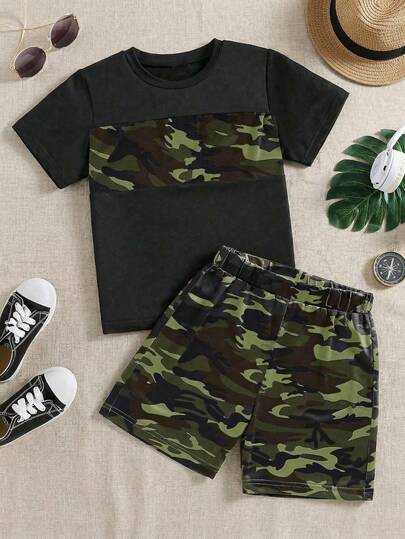 Lente/zomeroutfit voor tienerjongens - Modieuze, ademende top met ronde hals en korte mouwen in camouflage patchwork design en camouflage shorts met elastische taille. Casual kleding voor dagelijks gebruik, vakantie en kamperen in de buitenlucht.