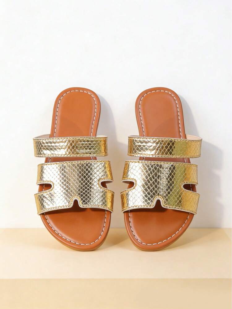 زوج من الشباشب المضغوطة بنقشة الأفعى الذهبية مصممة للأولاد والبنات، من الجلد الاصطناعي العلوي مع نعل من الجلد الطبيعي، ناعمة ومريحة، بتصميم مفتوح بدون ظهر، بنمط حزام، مسطح، كاجوال أنيق مناسب للاستخدام اليومي، والعطلات في الشاطئ، والمناسبات الصغيرة وغيرها - الذهبي - مشاهدة 2