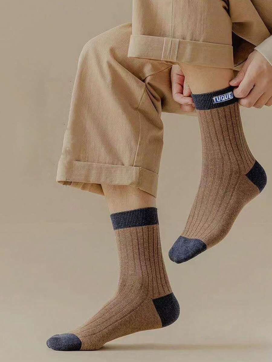 Chaussettes mi-mollet pour hommes, chaussettes de sport pour automne/hiver, chaussettes polyvalentes à motif de bloc de couleur et de lettres, respirantes et absorbant l'humidité, convenant aux jeunes adultes et aux étudiants - Multicolore - Voir 1
