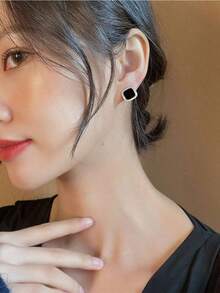 1 Pair Geometric Rhinestone Square Stud Earrings, Unique Design, Minimalist, Elegant, Jewelry Earrings For Women  Lightweight Minimalist Elegant Earrings For Teen Girls Women, Versatile Ear Jewelry For Daily Casual Commute Gathering Holiday, Durable Shiny Rhinestone Studs, Ideal Gift For Birthday Anniversary Christmas, Hot  Geometric Square Earrings Fashion Accessory - 黑色 - 查看 3