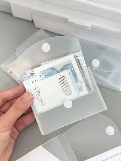 Hộp nhựa mờ, hộp đựng đồ để bàn thích hợp đựng thẻ và sticker, có nắp trong suốt bo tròn góc, có thể đặt nằm ngang hoặc dọc, hộp đựng đồ dùng văn phòng đơn giản và thiết thực, thích hợp đựng danh thiếp, thẻ game, thẻ tín dụng và các loại thẻ khác, hộp đựng bài trong suốt, thích hợp cho học sinh chuẩn bị năm học mới.