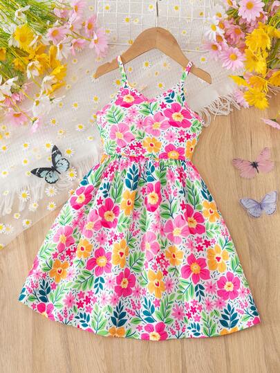 女童无袖碎花连衣裙，粉色、黄色和绿色鲜艳的花朵图案，可爱俏皮的风格，适合日常穿着、户外活动或派对，舒适时尚。