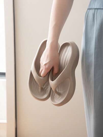 2026 Chanclas de goma EVA de un solo color de moda casual para mujer, ligeras, cómodas, suaves, adecuadas para todas las estaciones, apropiadas para la vida diaria, interiores, trabajo o vacaciones en la playa y otras ocasiones