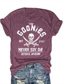 "Goonies Never Say Die" Retro Graphic Tee | Vintage Skull & Bones Design For 80s Movie Fans | Soft Cotton Blend, Comfortable Nostalgic Streetwear - 酒紅色 - 查看 1