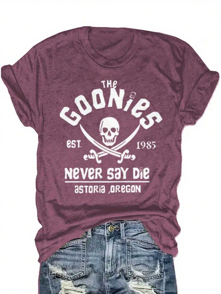 "Goonies Never Say Die" Retro Graphic Tee | Vintage Skull & Bones Design For 80s Movie Fans | Soft Cotton Blend, Comfortable Nostalgic Streetwear - 酒紅色 - 查看 1