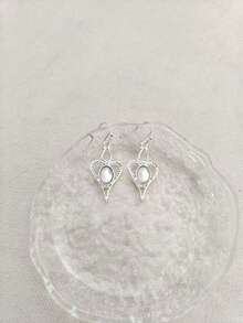 一对简约优雅时尚心形吊坠耳环，搭配椭圆形仿月光石，适合女性日常佩戴、情人节、约会、旅行，是馈赠佳品。 - 銀色 - 查看 6