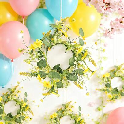 1个仿真花环，饰以雏菊和桉树叶，适合庆祝场合和家居装饰，如婚礼、节日派对、入口或卧室，营造清新舒适的装饰效果。