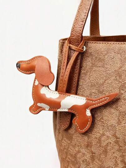 1个3D立体腊肠犬皮革吊坠，适用于小狗、钱包、背包、手提包等配饰，也可作为服装装饰、DIY钥匙扣、汽车钥匙扣、情侣吊坠，适合作为礼物送给家人、情侣、朋友，也适合生日和派对场合。