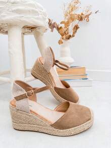 Sandali espadrillas con zeppa da donna VIKIVIKI SHOES in stile valenciano, con punta chiusa, tallone aperto e cinturino regolabile alla caviglia. Presentano un'elegante finitura Y2K, una calzata comoda e flessibile e una suola in iuta leggera e antiscivolo. Ideali per un abbigliamento estivo chic, per l'uso quotidiano, per le vacanze, la spiaggia, le passeggiate in città e per look casual con abiti o gonne. - Cachi - Visualizzare 6
