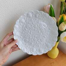 8.2英寸浮雕玫瑰图案餐盘，白色陶瓷餐盘，适合餐厅和家庭使用，可用洗碗机清洗 - 白色 - 查看 3