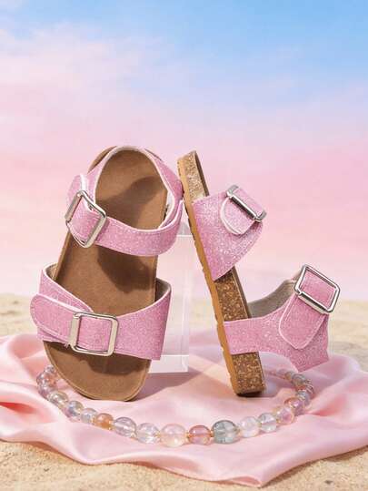 一双粉色珠光哑光几何镂空双带女童凉鞋，柔软鞋面材质防滑耐磨，露趾搭扣设计，厚底平底，甜美休闲风格，适合海滩度假/夏季购物