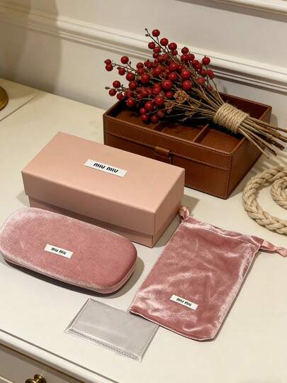 Miu Miu 优雅时尚的哑光粉色天鹅绒眼镜盒，柔软奢华的质感，简约的标签设计，高端女士礼品，适合日常通勤、旅行和户外活动。