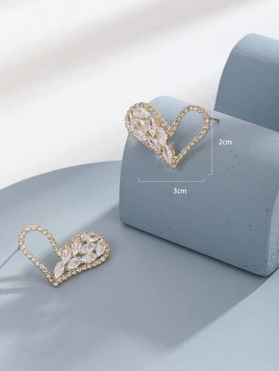 一对心形镂空耳钉，优雅高端人造锆石水滴耳环，适合女性和女孩日常佩戴，也适合婚礼、派对、生日等场合。