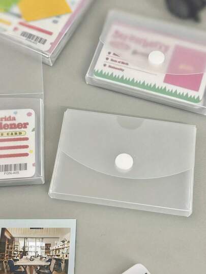 塑料磨砂桌面收纳盒，适用于卡片和贴纸，圆角透明盖，可横竖放置，简约实用的办公收纳盒，适合存放名片、游戏卡、信用卡等卡片，透明扑克牌收纳盒，适合学生返校季使用。