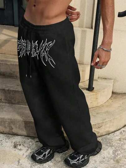 男士字母印花抽绳直筒长款轻薄黑色运动裤，适合外出、哥特风格、哥特运动装、男士印花运动装、白色印花黑色运动装，适合锐舞派对、返校季、宽松抽绳阔腿运动裤，适合健身、Emo风格、秋季穿着