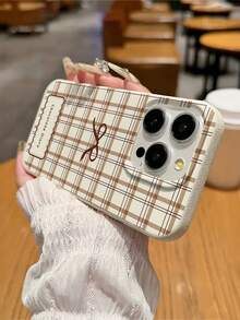 1pc Plaid Bow Letter Pattern, Large Hole Leather Texture Beige Shockproof Phone Case, TPU Material, Suitable As Holiday Gift, Compatible With Apple IPhone Xs/Xsmax/Xr/11 12 13 14 15 16pro/Promax/14 15 16plus/17, Unisex - Multicolor - View 3