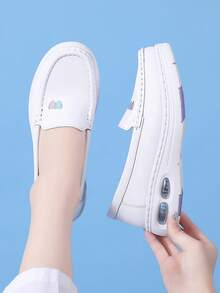 Zapatos de enfermera para mujer, tipo slip-on, color blanco pequeño, zapatos minimalistas de unicolor para dama para caminar al aire libre, súper ligeros con amortiguación de aire, suela blanda antideslizante para trabajo, tenis casuales, zapatos de cuero perforado, para primavera/verano - Blanco - Ver 4