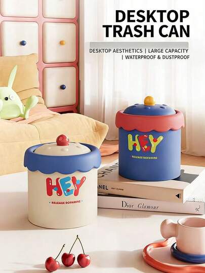 Thùng rác để bàn văn phòng dành cho trẻ em, có nắp đậy, kích thước nhỏ gọn, chống bụi, đa chức năng, có thể dùng để đựng rác, điều khiển từ xa, đồ ăn vặt và các vật dụng khác. Thùng rác để bàn có nắp đậy, thích hợp cho phòng ngủ, bàn ăn, phòng khách. Giỏ đựng giấy nhỏ