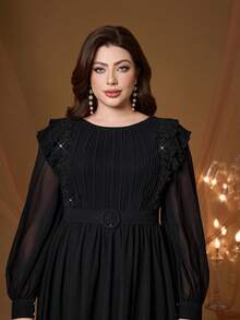 Vestido largo elegante de gasa negra con corte evasé para mujer de talla grande, con hombros de encaje con volantes, plisado en el busto, mangas abullonadas, cinturón en la cintura y botones de perla en el bajo. Adecuado para uso diario, festivales, vacaciones, citas, bodas y otras ocasiones formales en primavera y verano - Negro - Ver 6