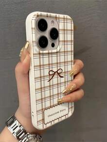 1pc Plaid Bow Letter Pattern, Large Hole Leather Texture Beige Shockproof Phone Case, TPU Material, Suitable As Holiday Gift, Compatible With Apple IPhone Xs/Xsmax/Xr/11 12 13 14 15 16pro/Promax/14 15 16plus/17, Unisex - Multicolor - View 2