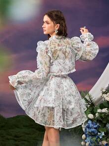 Faeriesty Bộ váy hai mảnh họa tiết hoa thanh lịch dành cho nữ – Trang phục thời trang gồm váy ngắn không tay và áo dài tay bằng vải chiffon mỏng, họa tiết thực vật tinh tế, viền bèo nhún, đường eo tôn dáng và kiểu dáng sang trọng, hoàn hảo cho các bữa tiệc, tiệc chiêu đãi, đám cưới, dạ hội và các sự kiện trang trọng, tiệc nghỉ dưỡng, mùa xuân, màu trắng. - trắng - Xem 2