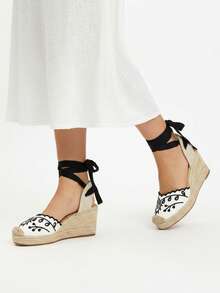Giày Soraia, dép đế xuồng kiểu espadrille thêu hoa và thắt nơ - Sandal kiểu espadrille bằng sợi gai dầu với mũi kín và thiết kế ren hở lãng mạn, thích hợp cho kỳ nghỉ hè, đi biển, phong cách bohemian. - trắng - Xem 2