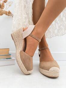 Sandali espadrillas con zeppa da donna VIKIVIKI SHOES in stile valenciano, con punta chiusa, tallone aperto e cinturino regolabile alla caviglia. Presentano un'elegante finitura Y2K, una calzata comoda e flessibile e una suola in iuta leggera e antiscivolo. Ideali per un abbigliamento estivo chic, per l'uso quotidiano, per le vacanze, la spiaggia, le passeggiate in città e per look casual con abiti o gonne. - Cachi - Visualizzare 5