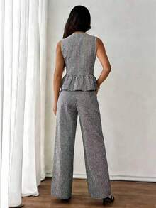Bộ đồ thời trang mùa hè gồm 2 món: Áo không tay cổ tròn kẻ caro viền bèo và quần ống rộng dáng suông. - Kẻ caro đen trắng - Xem 2