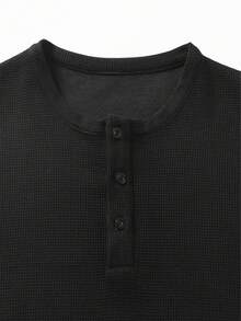 男士黑色亨利领华夫格针织上衣，休闲T恤，V领设计，舒适，纽扣细节，适合日常穿着，低调高档的“老钱”风格，轻盈透气，适合春夏穿着。 - 黑色 - 查看 7