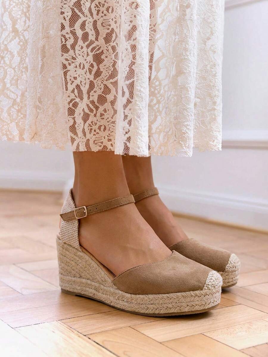 Sandali espadrillas con zeppa da donna VIKIVIKI SHOES in stile valenciano, con punta chiusa, tallone aperto e cinturino regolabile alla caviglia. Presentano un'elegante finitura Y2K, una calzata comoda e flessibile e una suola in iuta leggera e antiscivolo. Ideali per un abbigliamento estivo chic, per l'uso quotidiano, per le vacanze, la spiaggia, le passeggiate in città e per look casual con abiti o gonne. - Cachi - Visualizzare 1