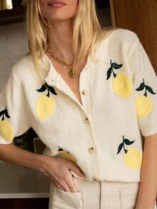 女士针织圆领短袖开衫，纽扣设计搭配可爱柠檬刺绣，时尚休闲简约百搭，适合春夏日常通勤。 - 米色 - 查看 6
