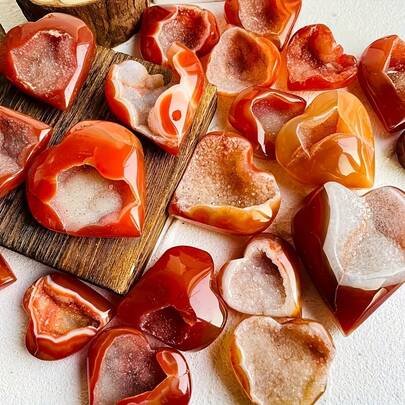 AAA+级闪亮红色玛瑙心形晶簇 - 天然镂空图案波西米亚风家居装饰，情人节礼物，圣诞节和感恩节收藏品