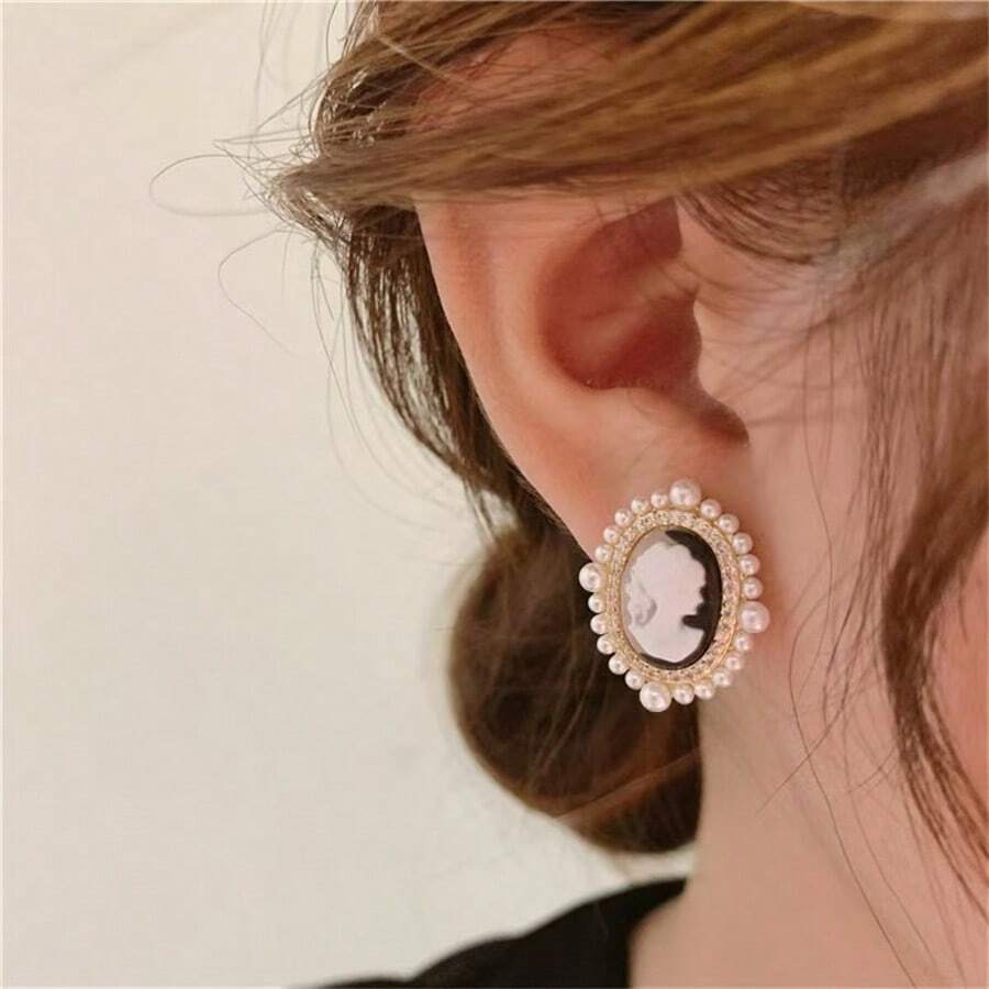 Figure Detail Oval Stud Earrings - Multicolor - View 1