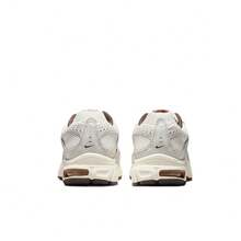 Men's Nike Air Max Moto 2K Phantom/LT British Tan-Sail (IQ4924 003) - 白色 - 查看 5