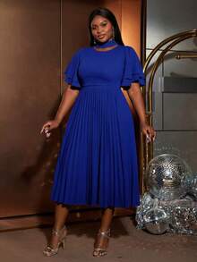 大码优雅立领泡泡袖上衣搭配褶裥连衣裙套装，包含腰带和高开衩设计，适合婚礼宾客、浪漫摄影、周年庆典、正式肖像照和花园派对等场合。 - 寶藍色 - 查看 1