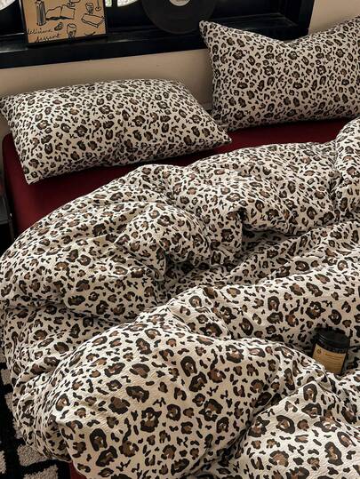 4件套卡其色经典豹纹床上用品套装（1个被套+1个床单+2个枕套），超细纤维材质，吸湿排汗，柔软舒适，可拆卸可水洗，四季皆宜，适合公寓装饰，单人/双人尺寸，枕套图案随机裁剪
