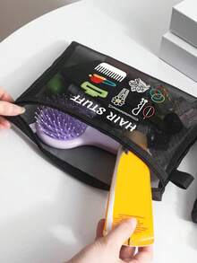 这款“发饰”网眼化妆包饰有发饰图案，多功能化妆包，可收纳发夹、发带等，红色气垫设计，便携易收纳，可作化妆包、护肤包、旅行必备、宿舍用品、新娘礼物、母亲节礼物、生日礼物等。它集化妆收纳、洗漱包、化妆袋、洗漱包、旅行包、度假必备、女性旅行礼物等功能于一体。 - 彩色 - 查看 7