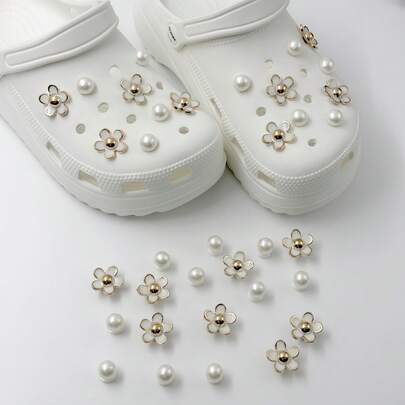 18 piezas Decoraciones lindas para zapatos con borde dorado y perlas en forma de margarita, accesorios DIY, dijes para zapatos, adecuados para zapatos de jardín, zuecos, sandalias, pantuflas, gran regalo para fiestas