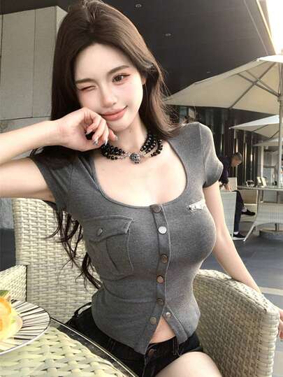 女士灰色口袋U领短袖T恤，修身腰部设计，单排扣，修身版型，春夏时尚上衣