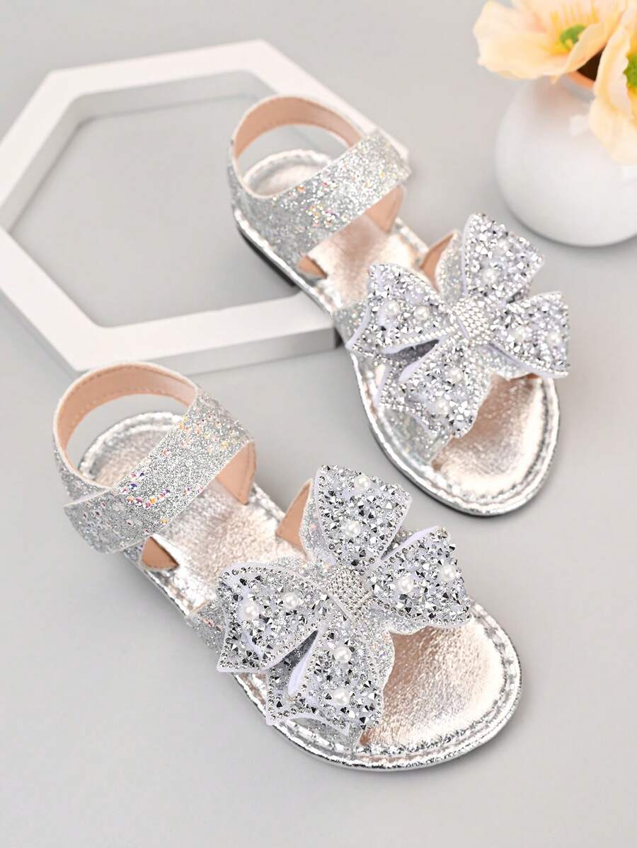 Sandal đế bằng chống trượt đính sequin và nơ bóng bẩy mới năm 2026 dành cho bé gái, thích hợp cho các chuyến đi chơi cuối tuần cùng gia đình, tiệc trà của chị em gái, các hoạt động ở trường mẫu giáo. - Bạc - Xem 1