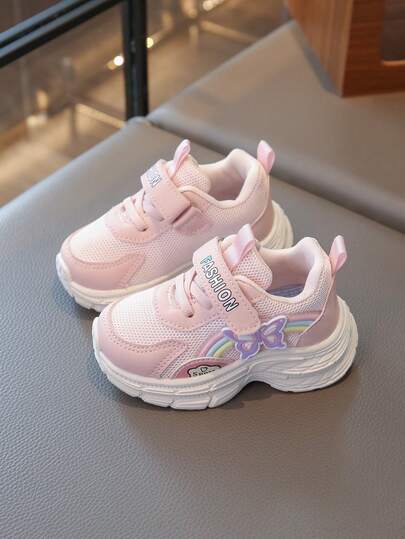 透气轻便儿童休闲运动鞋，饰有蝴蝶和彩虹图案，采用魔术贴搭扣，适合小女孩、男孩和幼儿户外活动和日常穿着，四季皆宜。