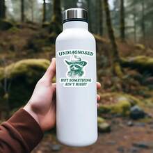 1张未确诊浣熊贴纸，趣味牛仔浣熊笔记本电脑贴纸，混乱动物乙烯基贴纸，讽刺礼物，防水即撕即贴水瓶贴纸，感觉不太对劲保温杯贴纸，潮流神经多样性笔记本乙烯基贴纸，送给混乱朋友的完美礼物，可爱浣熊汽车贴纸 - S1884 - 查看 3