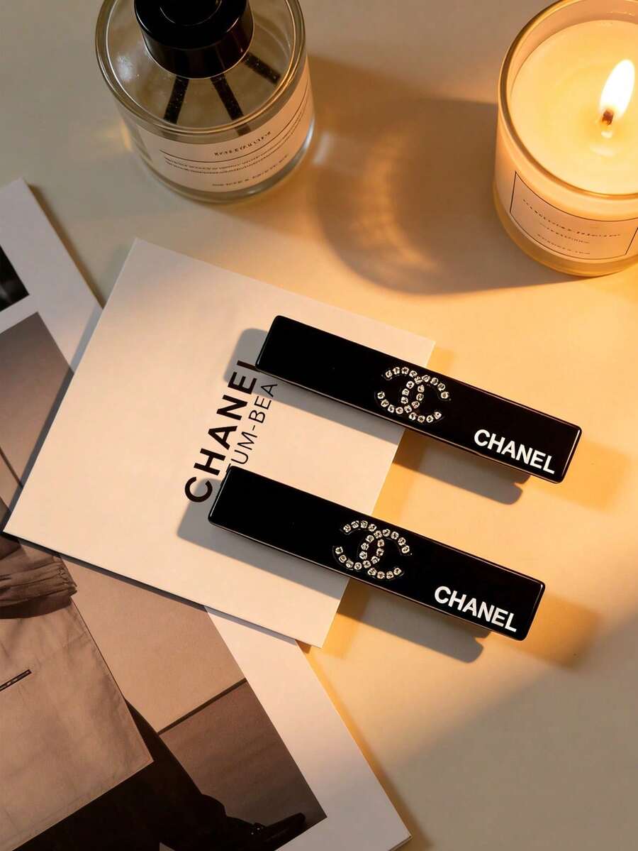 CHANEL 1 قطعة مشبك شعر مزين بالكريستال، باللون الأسود أو الفضي، يأتي مع علبة هدية - الأسود - مشاهدة 1