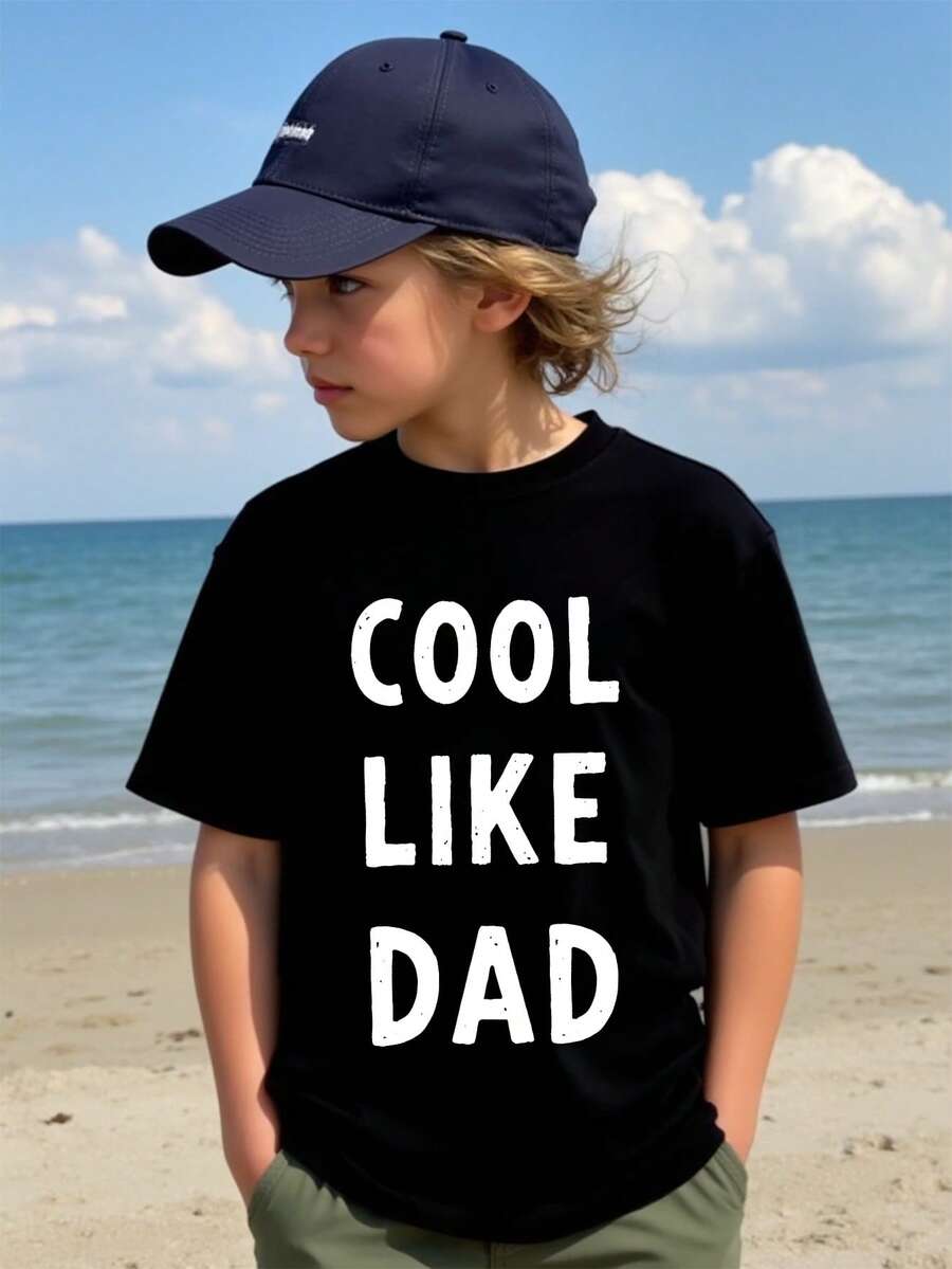 Camiseta de manga corta con estampado de lema "Cool Like Dad" para niños pequeños - Negro - Ver 1