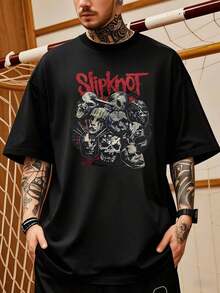 El poderoso diseño de múltiples calaveras de metal entrelazadas simboliza la fuerte combinación de espíritu rebelde y fuerza, una expresión de energía oscura y determinación inquebrantable en esta camiseta moderna para hombre. - Negro - Ver 8